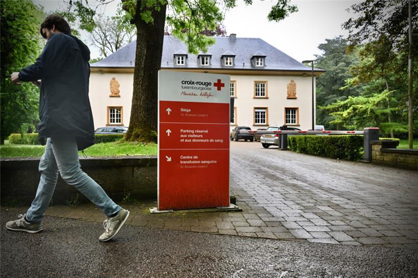 Der Sitz des Roten Kreuzes beim hauptstädtischen Park
