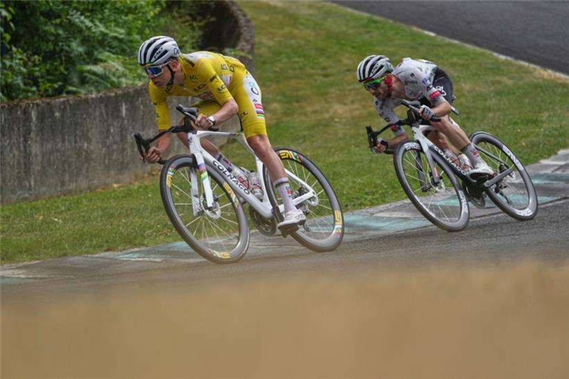 Der Slowene Tadej Pogacar (l.), der das Gelbe Trikot des Gesamtführenden trägt, und sein britischer Teamkollege Adam Yates fahren auf dem Circuit de Charade 
