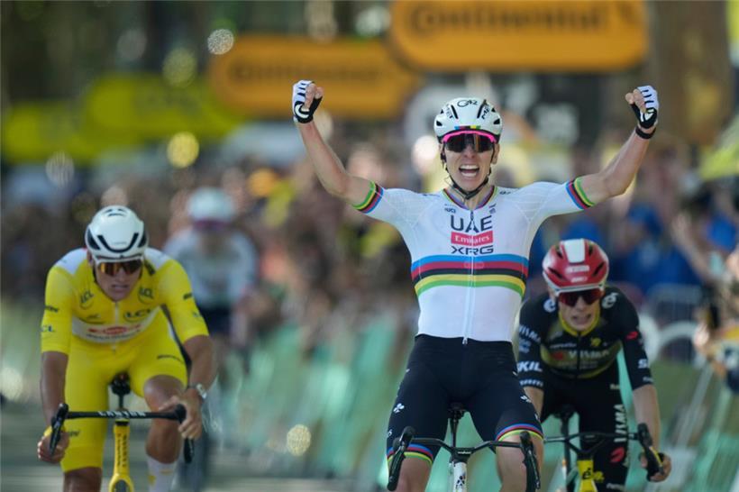 Der Slowene Tadej Pogacar, rechts, feiert beim Überqueren der Ziellinie seinen Sieg
