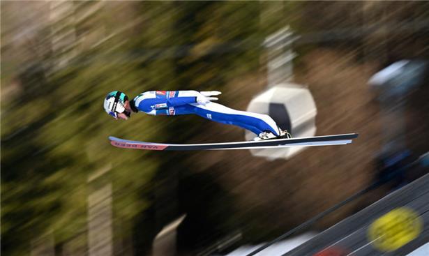 Der Slowene Timi Zajc wurde gleich zweimal wegen eines zu kurzen Sprunganzugs disqualifiziert und für den Rest der Vierschanzentournee gesperrt
