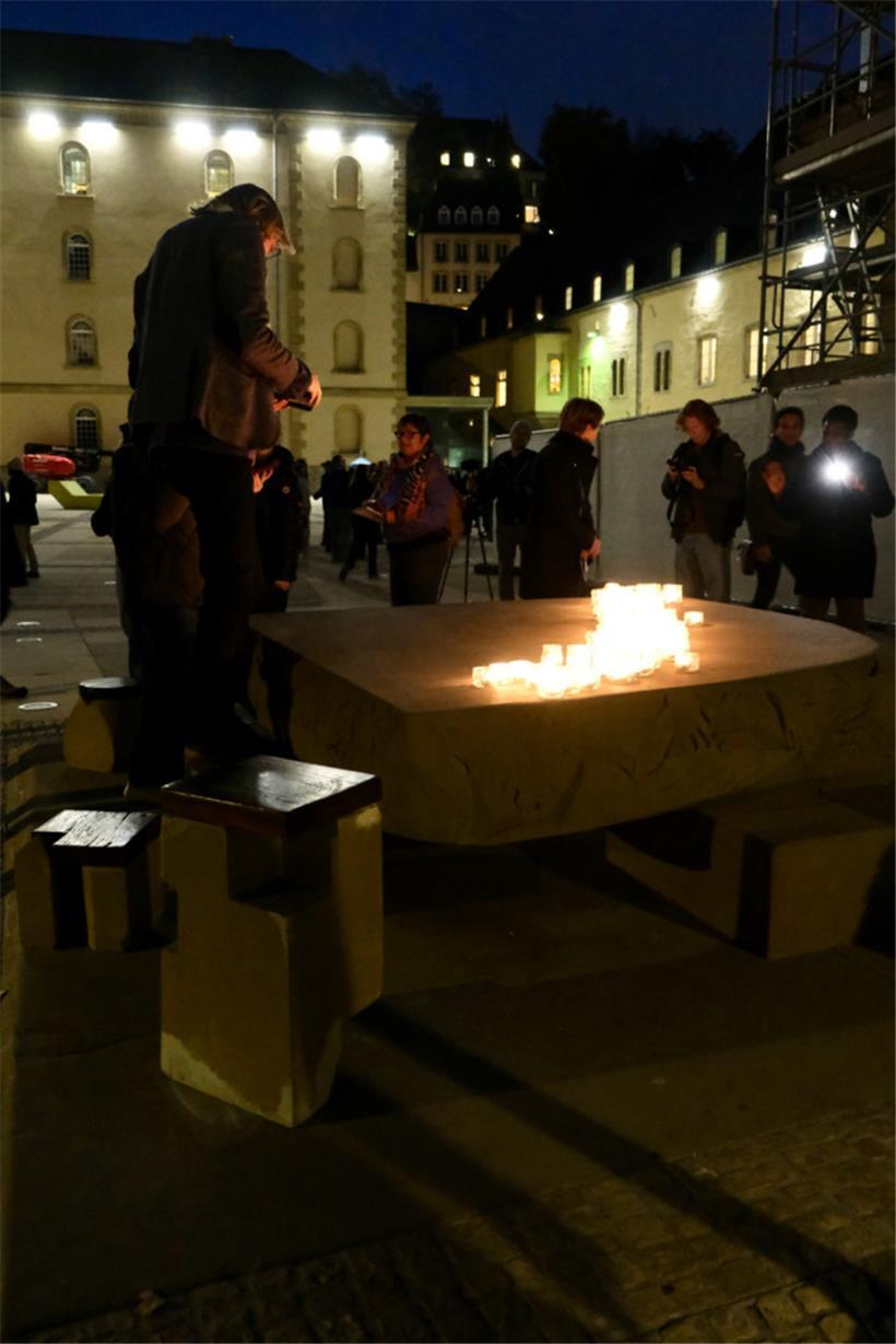 Der Solidaritätstisch im Kerzenlicht