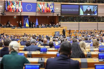 Der Sondersitzung mit dem ukrainischen Präsidenten Wolodymyr Selenskyj wohnten auffallend viele EU-Parlamentarier bei
