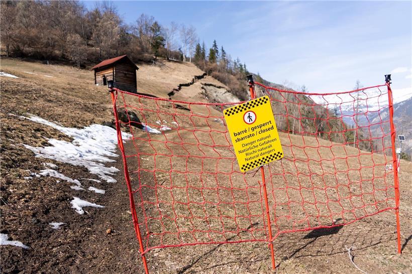 Tiefer Spalt, der täglich um 2 bis 4 Millimeter wächst, veranschaulicht Bodenbewegung und Erdspaltenentwicklung.
