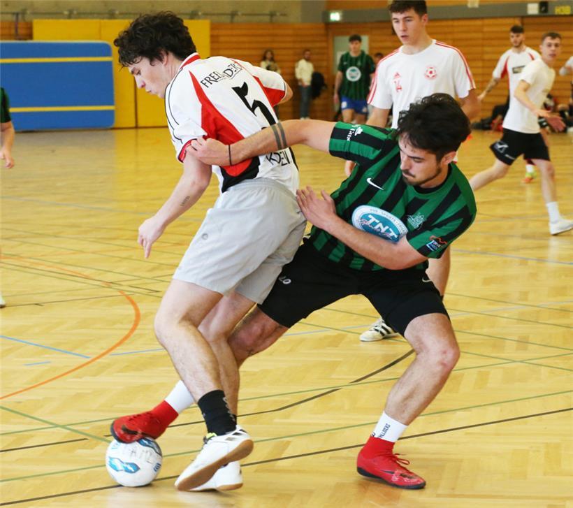 Der Spaß steht beim Tournoi de Noël im Vordergrund – trotzdem wird um jeden Ball...
