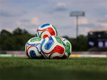 adidas Trionda Pro WM Spielball auf grünem Rasen vor dem Anpfiff eines Fußballspiels
