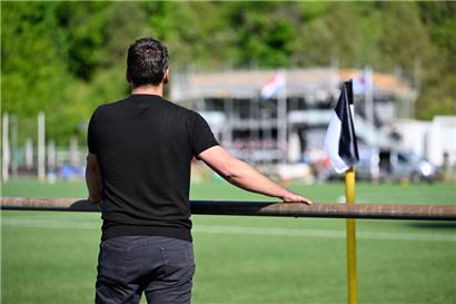 Der Spielervater versuchte im Januar 2023, Schlimmeres zu verhindern, und scheiterte dabei. Eine Schuld wurde vor Gericht zwar festgestellt, jedoch wurde er weder verurteilt noch bestraft. Wie er die Geschehnisse verarbeitet und was er über das Urteil denkt, verriet er dem Tageblatt im Interview.
