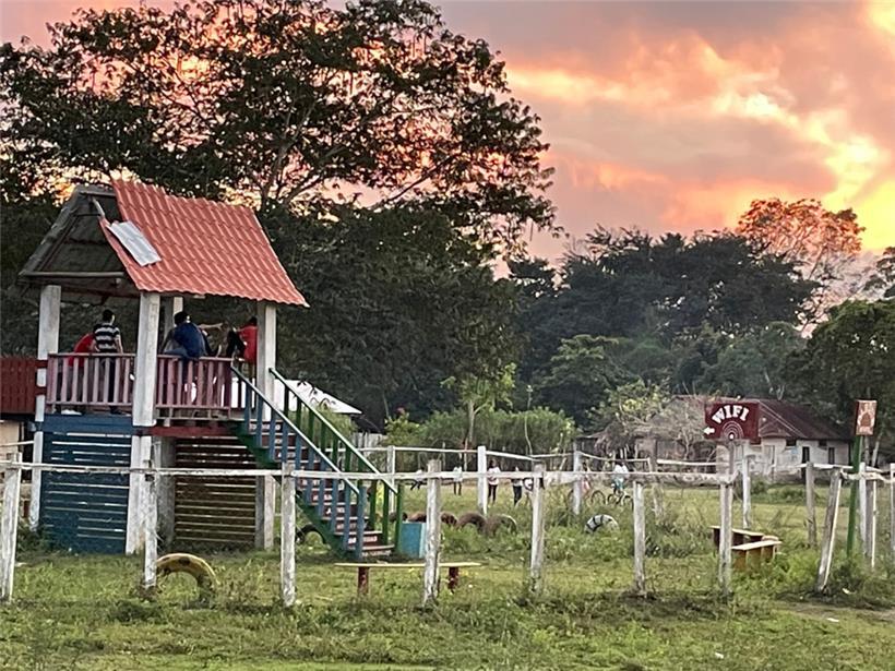Der Spielplatz ist der einzige Platz im Dorf, wo es eine WLAN-Verbindung zur Auß...