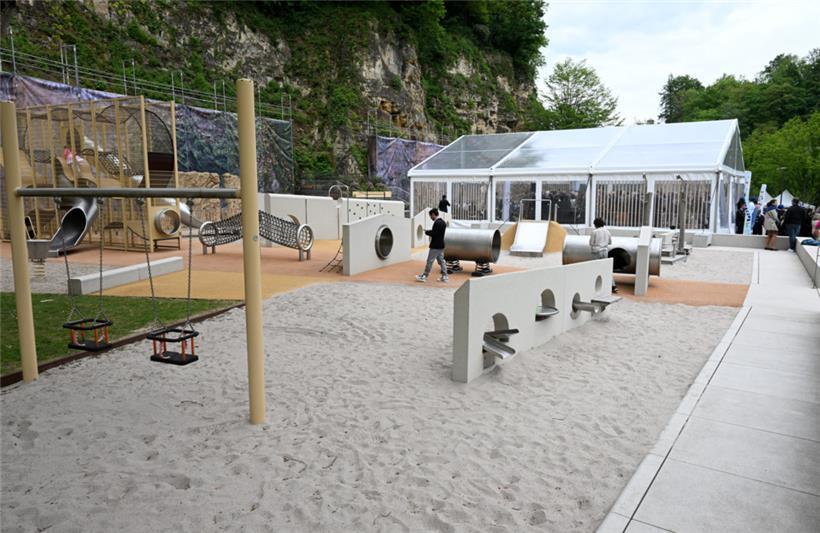 Der Spielplatz kann fortan genutzt werden, im Hintergrund zieren die Gerüste das...