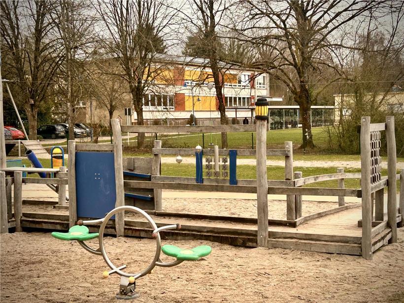 Grundschule in Steinfort Gebäudeansicht bei sonnigem Wetter mit grünem Schulhof und blauem Himmel