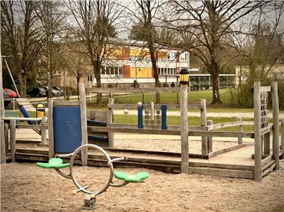 Grundschule in Steinfort Gebäudeansicht bei sonnigem Wetter mit grünem Schulhof und blauem Himmel
