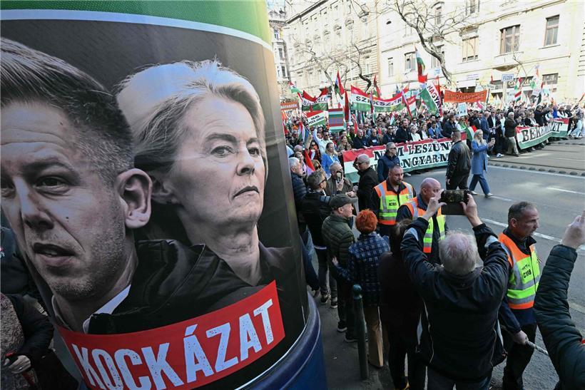 Premier Orban stemmt sich im Duell gegen Herausforderer Peter Magyar gegen die drohende Abwahl Peter Magyar und Ursula von der Leyen als Feindbilder auf Fidesz-Wahlplakat mit Friedensmarsch im Hintergrund in Ungarn