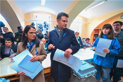 Der Spitzenkandidat der Opposition Peter Marki-Zay (M.) und seine Ehefrau Felicia (l.) in ihrem Wahllokal im heimischen Hodmezovasarhely
