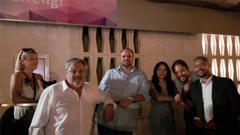 Der Spitzenkandidat der Petinger Piraten, Marc Goergen (Mitte), hat gut lachen vor dem Parteilokal
