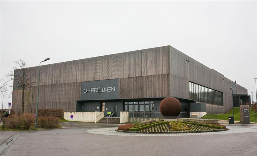 Der Sportkomplex „op Fréinen“. Die Stahlskulptur stammt von „Ferro Design“. Derz...