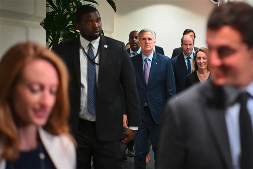 Der Sprecher des Repräsentantenhauses, Kevin McCarthy, Republikaner aus Kalifornien, spricht am 3. Oktober 2023 im US-Kapitol in Washington, DC, zu Reportern.

