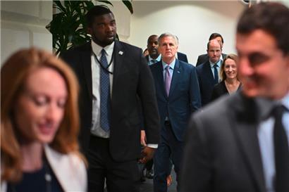 Der Sprecher des Repräsentantenhauses, Kevin McCarthy, Republikaner aus Kalifornien, spricht am 3. Oktober 2023 im US-Kapitol in Washington, DC, zu Reportern.
