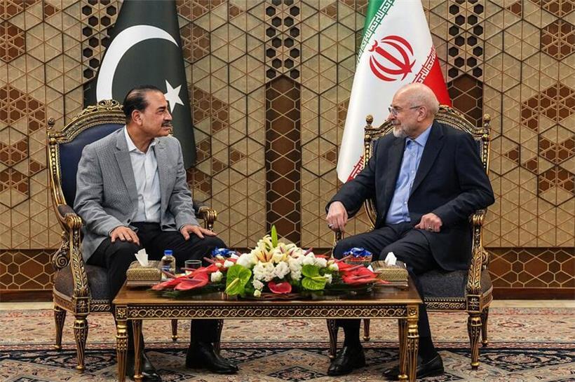 Der Sprecher des iranischen Parlaments Mohammad Bagher Ghalibaf (r.) im Gespräch mit Pakistans Armeechef Syed Asim Munir in Teheran im Mai