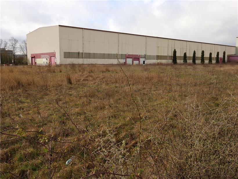 Staatliches Gelände von Liberty Steel mit Fabrikgebäuden und Industrieanlagen im Hintergrund