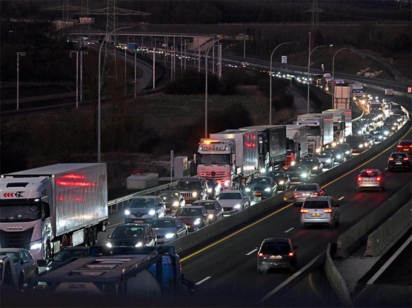Der Standortwettbewerb entscheidet sich morgens im Stau, abends auf dem Heimweg und bei der Frage, ob eine Familie hier eine Zukunft sieht. Sonst gehen die viel gesuchten „Talente“ nach Dublin.