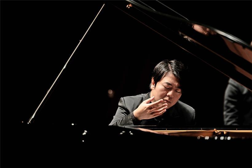 Der Starpianist Lang Lang zeigte, wie schon in seinen Goldbergvariationen vor einem halben Jahr an gleicher Stelle, dass er hörbar gereift und dazu bereit ist, sich einem gemeinsamen Konzept unterzuordnen
