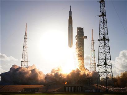 Start der NASA Artemis II SLS-Rakete mit Orion-Raumschiff beim Raketenstart in Cape Canaveral