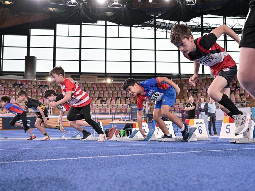 Start einer Rennstrecke mit Fahrern, die den entscheidenden Wettkampfbeginn symbolisieren