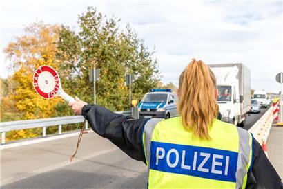 Der Stau auf den Autobahnen nach Deutschland wegen der Grenzkontrollen findet womöglich ein Ende
