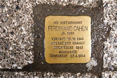 Der Stolperstein von Ferdinand Cahen in der avenue de la Gare
