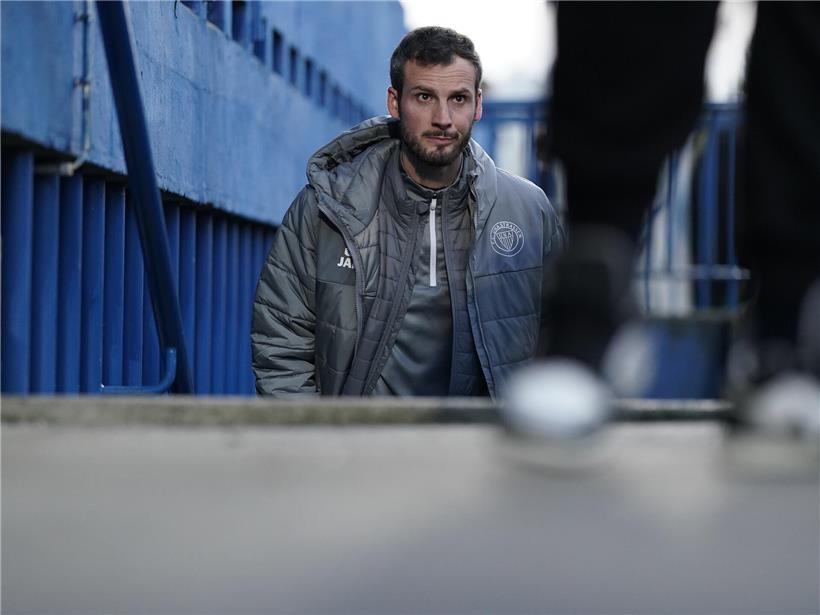Stefano Bensi, Strassener Fußballtrainer, in Trainingskleidung beim Coaching auf dem Spielfeld