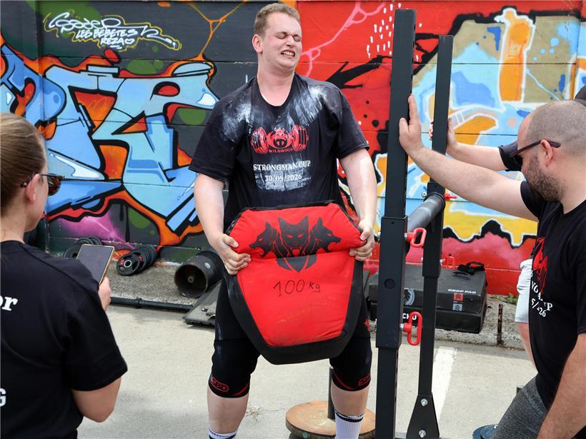 Strongman Cup mit fünf Disziplinen, Kraftsport Wettkampf, Athleten beim Heben und Ziehen schwerer Gewichte