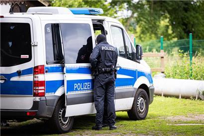 Der Täter soll der Frau auf den Kopf geschlagen haben, bis sie zu Boden stürzte
