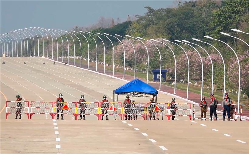 Der Tag danach: Soldaten bewachen das Parlament in der Hauptstadt Naypyidaw
