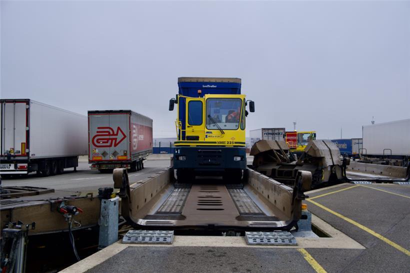 Der Terminaltraktor fährt den Anhänger zielgenau auf den Güterwagen