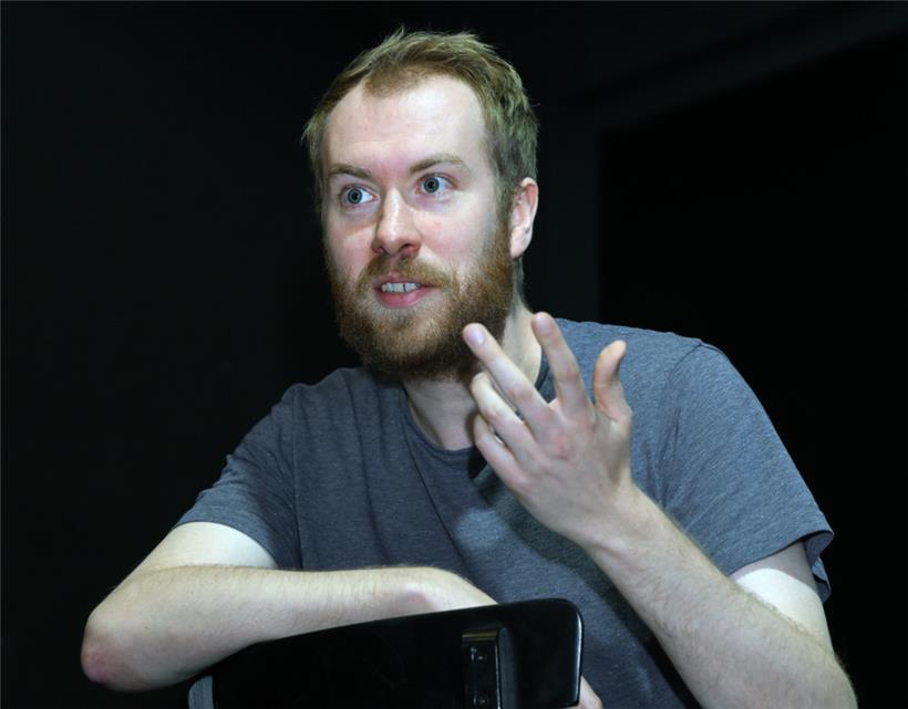 Der Theatermacher Calle Fuhr auf der Bühne des Kasemattentheaters, wo er sein Stück „Alphabet“ inszeniert
