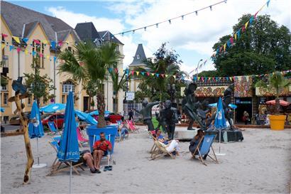 Der Theaterplatz in der Stadt soll sich in diesem Jahr wieder in einen Strand zum Entspannen verwandeln
