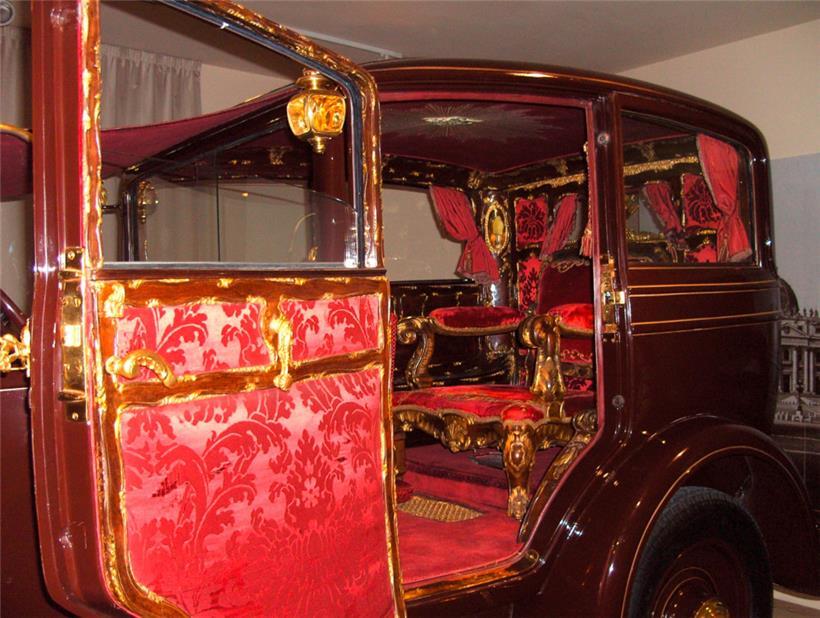 Der Thron sowie die Innenausstattung aus Samt und Gold waren 1930 auch bei Citro...