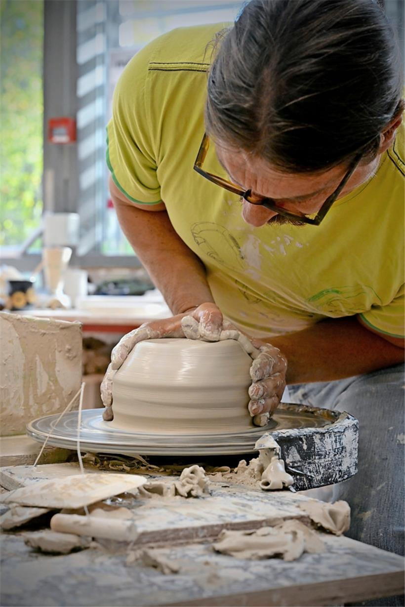 Der Töpfermeister beim Anfertigen einer Urne
