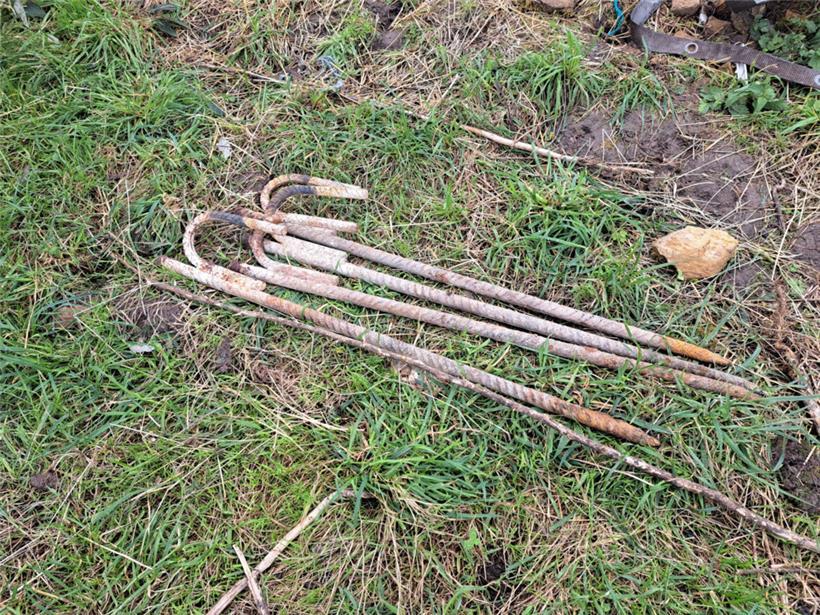 Der Tornado hat die Rundbogenhalle mitsamt der Heringe weggefegt