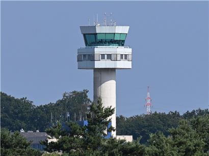 Blick auf den Findel Tower am Flughafen Luxemburg bei klarem Himmel, modernes Flughafengebäude und Kontrollturm