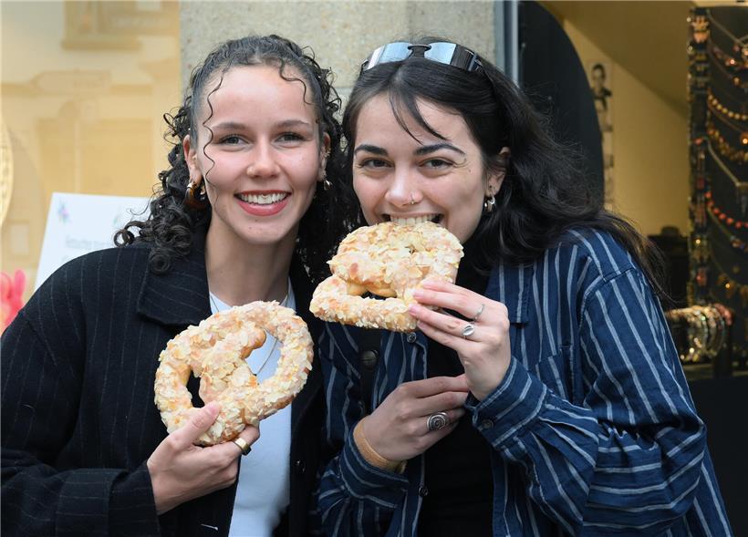 Frau mit traditionellem Gebäck, das erst im Schaltjahr 2028 übergeben wird, Brauchtum und Schaltjahr-Tradition sichtbar