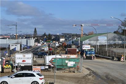 Der Tramausbau in der rue de Scillas schreitet voran, hier ein Foto aus dem Frühjahr
