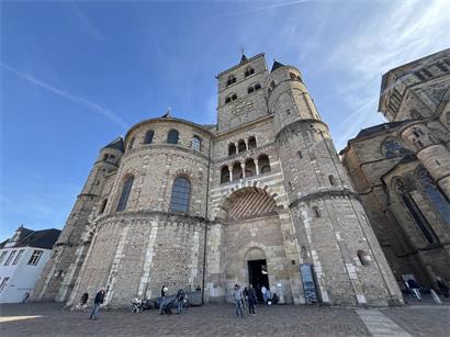Der Trierer Dom ist die älteste Bischofskirche Deutschlands. Aber ist sie auch die erste mit eine Heuschreckenplage?