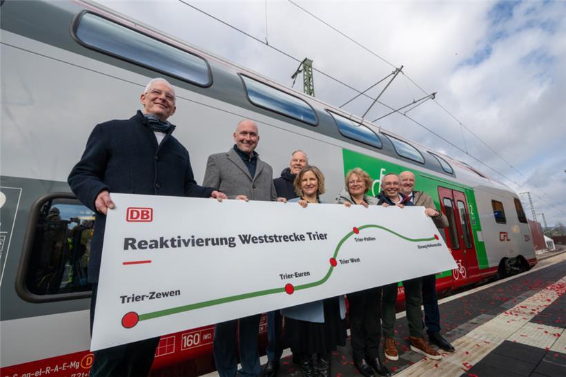 Der Trierer Oberbürgermeister Wolfram Leibe (links) und andere offizielle zeigen...