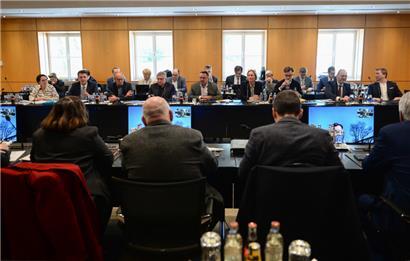 Der Tripartite-Abkommen wird nicht wie vorgesehen in einen, sondern zwei Gesetzestexte gegossen
