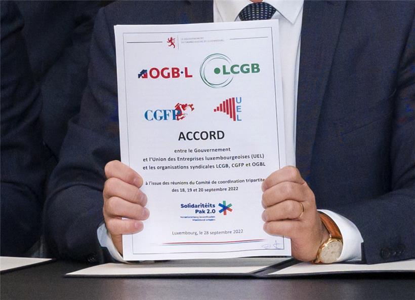 Der Tripartite-Accord nach seiner Unterzeichnung am Mittwoch in den Händen von Premierminister Xavier Bettel
