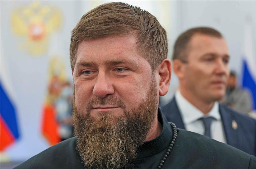 Der Tschetschenenführer Ramsan Kadyrow, hier während einer Annexionsfeier im Kreml, begehrt gegen Putins Lieblingsgeneral Alexander Lapin auf
