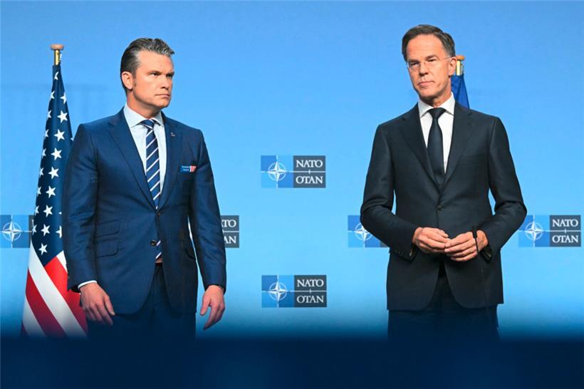 Der US-Kriegsminister Pete Hegseth (l.) war gestern auch als Handelsreisender der US-Rüstungsindustrie unterwegs, als er unter anderem mit NATO-Generalsekretär Mark Rutte an einem Treffen der Verteidigungsminister der Allianz teilnahm
