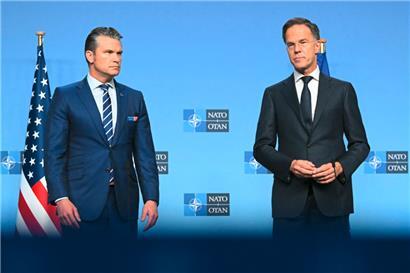 Der US-Kriegsminister Pete Hegseth (l.) war gestern auch als Handelsreisender der US-Rüstungsindustrie unterwegs, als er unter anderem mit NATO-Generalsekretär Mark Rutte an einem Treffen der Verteidigungsminister der Allianz teilnahm
