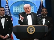 Der US-Präsident ruft sofort nach seiner Rückkehr ins Weiße Haus eine Pressekonf...