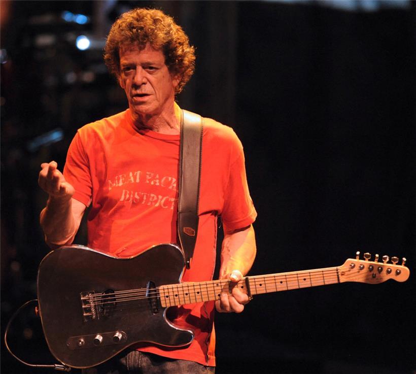 Der US-Sänger Lou Reed tritt am 3. Juli 2008 auf der Bühne der „Philharmonie im Gasteig“ in München im Rahmen eines Konzerts seiner Europatournee anlässlich des 35. Geburtstags seines Albums „Berlin“ auf
